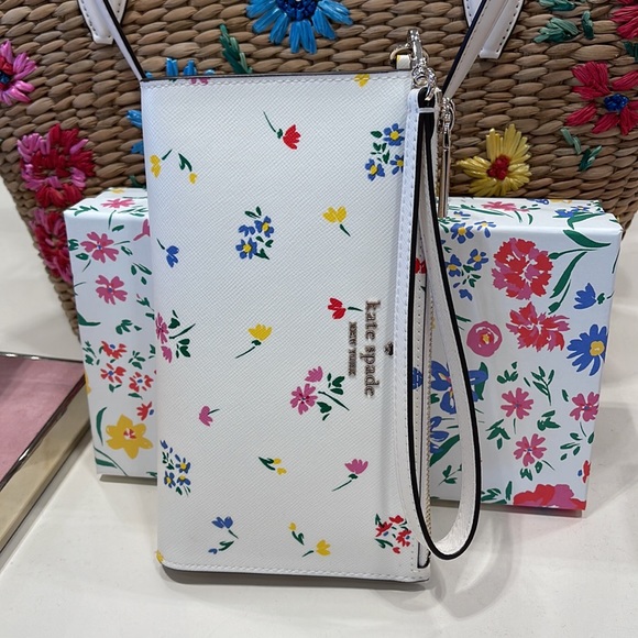 Kate Spade Staci Garden Bouquet Boxed Zip Wristlet
Cream Multi - Picture 5 of 16